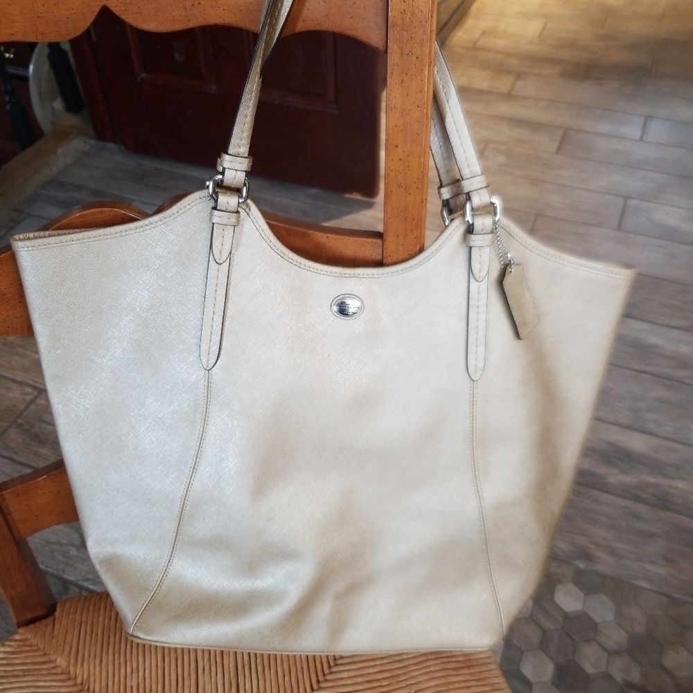 COACH Peyton Large Tote Gold Crossgrain Leather